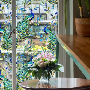 Film pour vitre en verre teinté avec motif paon et fleurs pour décoration maison.