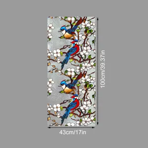 Vue détaillée du film pour fenêtre en vitrail avec des oiseaux et des motifs floraux.