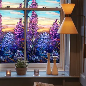 Film pour vitre en vitrail décoratif avec fleurs de lupin violettes, film statique.
