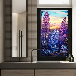Vue détaillée du film pour vitrage effet vitrail avec motif floral violet pour décoration.