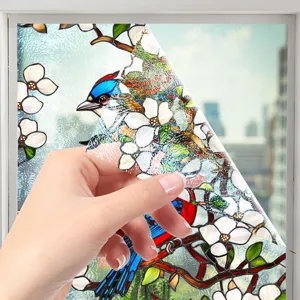 Film adhésif électrostatique pour fenêtre avec motif de vitrail coloré oiseaux et fleurs.