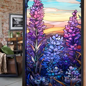 Gros plan sur le film pour fenêtre à motif floral de vitrail avec des fleurs violettes.