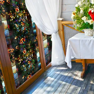 Vue détaillée du film pour fenêtre en vitrail style Tiffany, élégant décor floral pour maison.