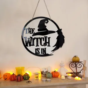 Cartello sospeso di Halloween in legno con cappello da strega, ideale per decorazione festiva.
