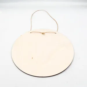 Rudes Holz-Hängeschild mit Juteschnur, ideal für DIY-Basteln und festliche Dekoration.