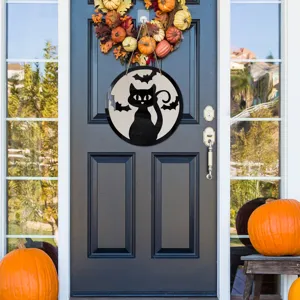 Dettaglio cartello sospeso in legno di Halloween con gatto nero e pipistrello per decorazione.