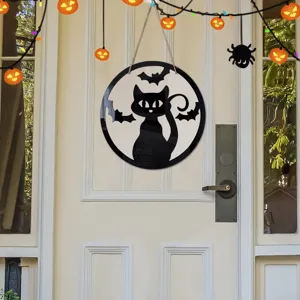 Vista di dettaglio dell'ornamento di Halloween in legno con gatto nero e pipistrelli.