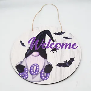 Halloween Holzhängeschild Detail, Wichtel und Fledermaus Motiv für Feiertag Deko.