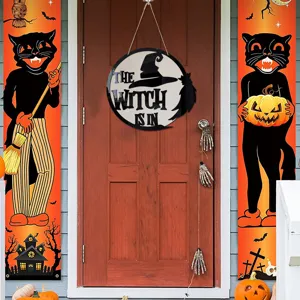 Dettaglio di cartello sospeso in legno e banner di Halloween, tema strega e gatto nero.