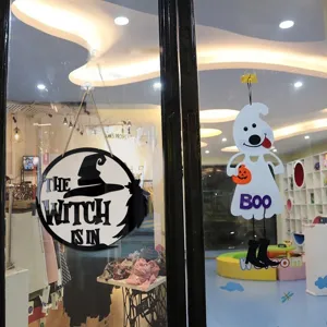 Segno sospeso in legno di Halloween strega e simpatico decoro fantasma per porta a muro