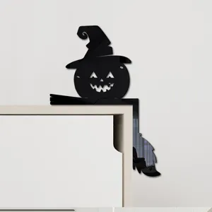 Halloween schwarzer Acryl Kürbis Hexe Eckaufkleber Detailansicht für die Heimdekoration.