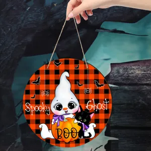 Halloween Holz Hängeschild Detail, süßes Geist und Katze Muster mit Kürbis Dekor.