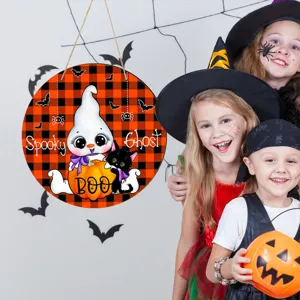 Halloween Holz-Hängeschild mit süßem Geist und Kürbis Muster für festliche Wanddekoration