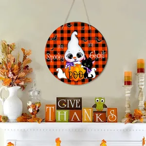 Halloween Holzhängeschild mit einem niedlichen Geist, schwarzer Katze und rotem Karomuster.