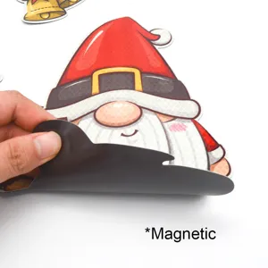 Primo piano del dettaglio dell'adesivo gnomo natalizio con retro magnetico e superficie riflettente.