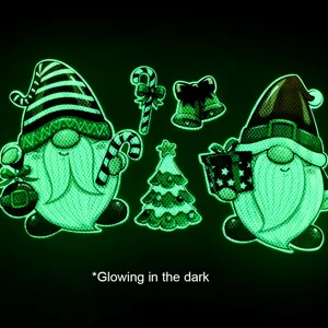 Adesivi riflettenti luminosi di gnomi di Natale, magneti per frigorifero al buio.