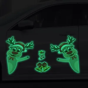 Vista dettagliata di adesivi natalizi riflettenti luminosi per auto con renne festive.