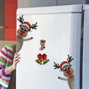 Primo piano dettagliato di adesivi magnetici riflettenti luminosi con renne di Natale.