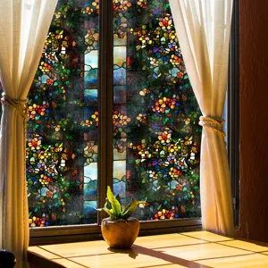 Vue détaillée du film pour fenêtre en vitrail, film adhésif anti-regards fleuri style Tiffany.