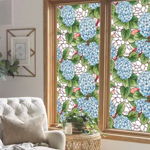 Vue détaillée de film pour vitre motif hortensia bleu, sticker statique occultant pour la maison.