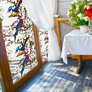 Vue détaillée d'un autocollant de fenêtre en vitrail avec des oiseaux et des fleurs.