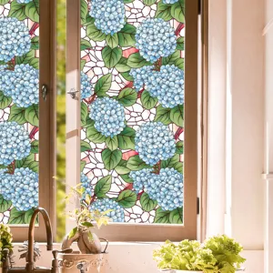 Vue detaillee du film pour fenetre hortensia avec motif floral en verre colore decoratif.