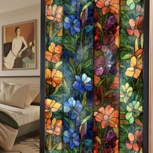 Vue de detail du film decoratif pour vitrage style Tiffany avec des motifs floraux vifs.
