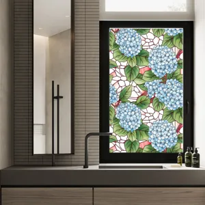 Vue détaillée du film pour vitrage électrostatique au design de vitrail hortensia bleu salle de bain.