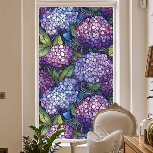 Détail de film pour fenêtre avec motif d'hortensia violet élégant pour décoration.