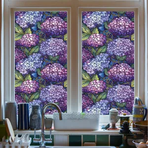 Detail film pour fenetre motif hortensia colore style vitrail, ideal pour decoration de cuisine.