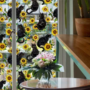 Film pour vitre de fenêtte statique chat noir tournesol détail vue décoration maison.