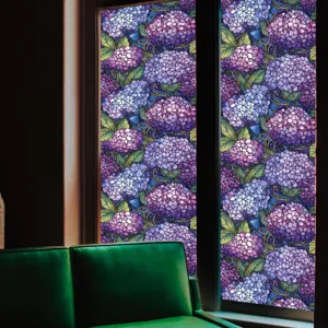 Film décoratif pour fenêtre avec un motif floral d'hortensias en vitrail coloré.