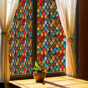 Detailweergave van retro ruit gebrandschilderd raamfolie met kleurrijk geometrisch patroon.