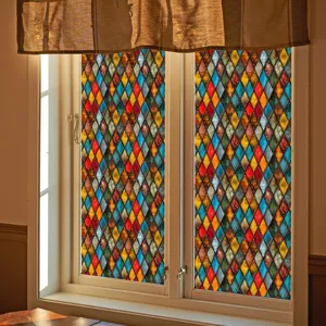 Decoratieve raamfolie met kleurrijk retro ruitjes glasdesign voor mooie privacy.