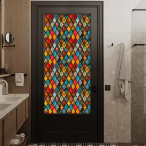 Gedetailleerd overzicht van decoratieve raamglassticker met retro gekleurd ruitdesign.