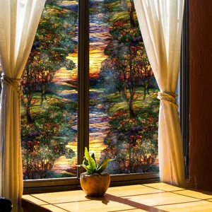 Gros plan de film pour fenêtres en vitrail avec design paysager vibrant, verre décoratif.