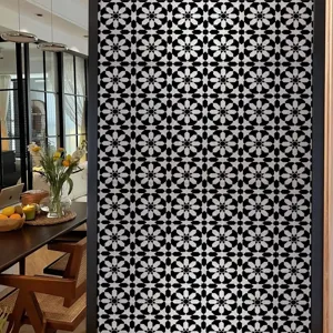 Geometrisch raamfolie detail, zwart-witte Marokkaanse glassticker voor privacy en zonwering.