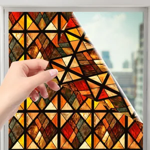 Gedetailleerd zicht op raamfolie van gekleurd glas met een retro geometrisch patroon.