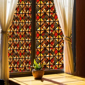 Gedetailleerd overzicht van retro raster raamfolie met glas-in-lood look, PVC materiaal.