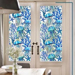 Film de fenêtre décoratif avec motif de méduses et coraux bleus pour intimité vitrée.