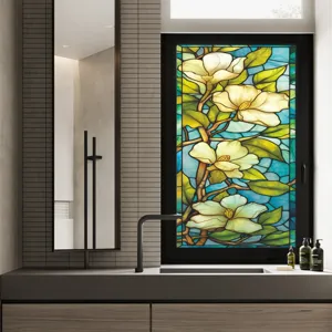 Détail du film pour vitrage en verre teinté avec un élégant design de fleurs de magnolia blanches.