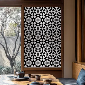 Détail du film pour vitrage au motif géométrique noir et blanc appliqué sur la vitre.