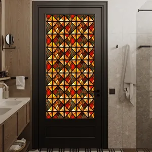 Detail van retro glas-in-lood raamfolie, kleurrijk geometrisch patroon voor badkamerdeur.