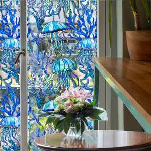 Vue detaille du film pour fenetre meduse bleue, adhesif decoratif en verre colore pour maison.