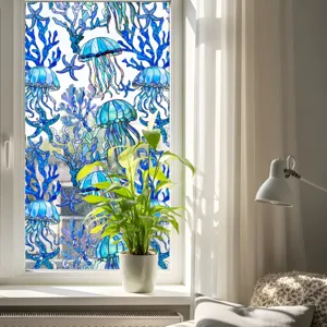 Gros plan sur le film fenetre meduse bleue, beau decor style vitrail pour la maison.