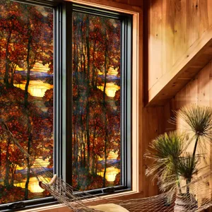 Gros plan sur le film pour vitre en verre teinté forêt d'automne, chaleureux et lumineux.
