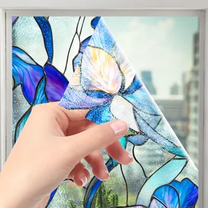 Détail de film pour vitre vitrail avec motif floral, autocollant statique déco maison.