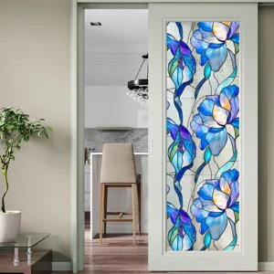 Vue détaillée de l'autocollant de fenêtre en vitrail floral bleu pour la maison.