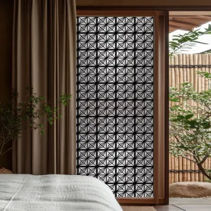 Film pour fenêtre à motif géométrique sur verre, offrant intimité et élégance pour la maison.