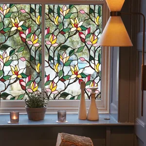 Vue detaillee de la pellicule fenetre vitrail floral colore, beau decor interieur chic.